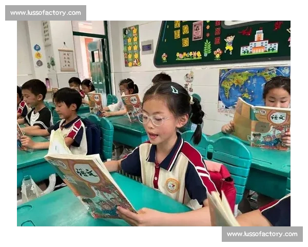 童声初绽一年级朗读比赛展现自信成长与阅读魅力风采舞台上的孩子